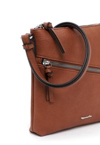 Braune Leder-Clutch mit einem oberen Reißverschluss und einem abnehmbaren schwarzen runden Griff, mit strukturiertem Oberflächen und silbernen Hardware-Akzenten.