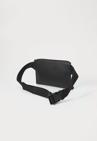 Borsa a tracolla nera in pelle con chiusura zip, design piatto, tracolla in tessuto regolabile e fibbia in plastica. Texture liscia con dettagli minimi.