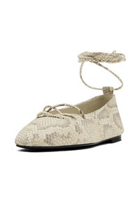 Ballet flat in stampa pitonato beige testurizzato, con cinturino alla caviglia con lacci e punta arrotondata, dotato di una suola nera bassa.