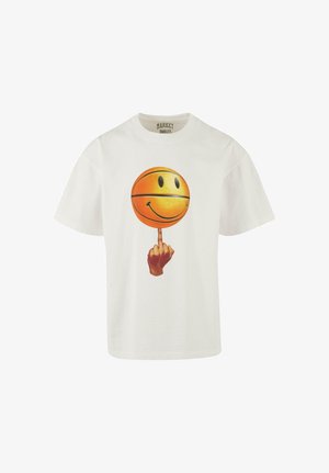 Biele tričko s grafikou ruky točiacej basketbalom, na ktorej je usmievajúca sa tvár na prostriednom prste.