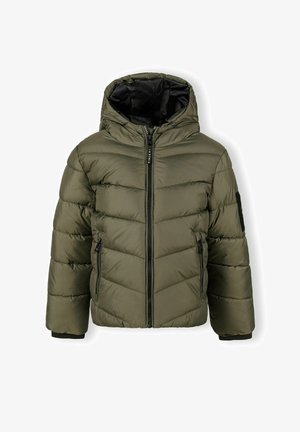 Olijfgroene pufferjack met een capuchon, voorkeursritssluiting, twee zijzakken en elastische manchetten. Heeft een getextureerde quilted afwerking en een zwarte binnenvoering.