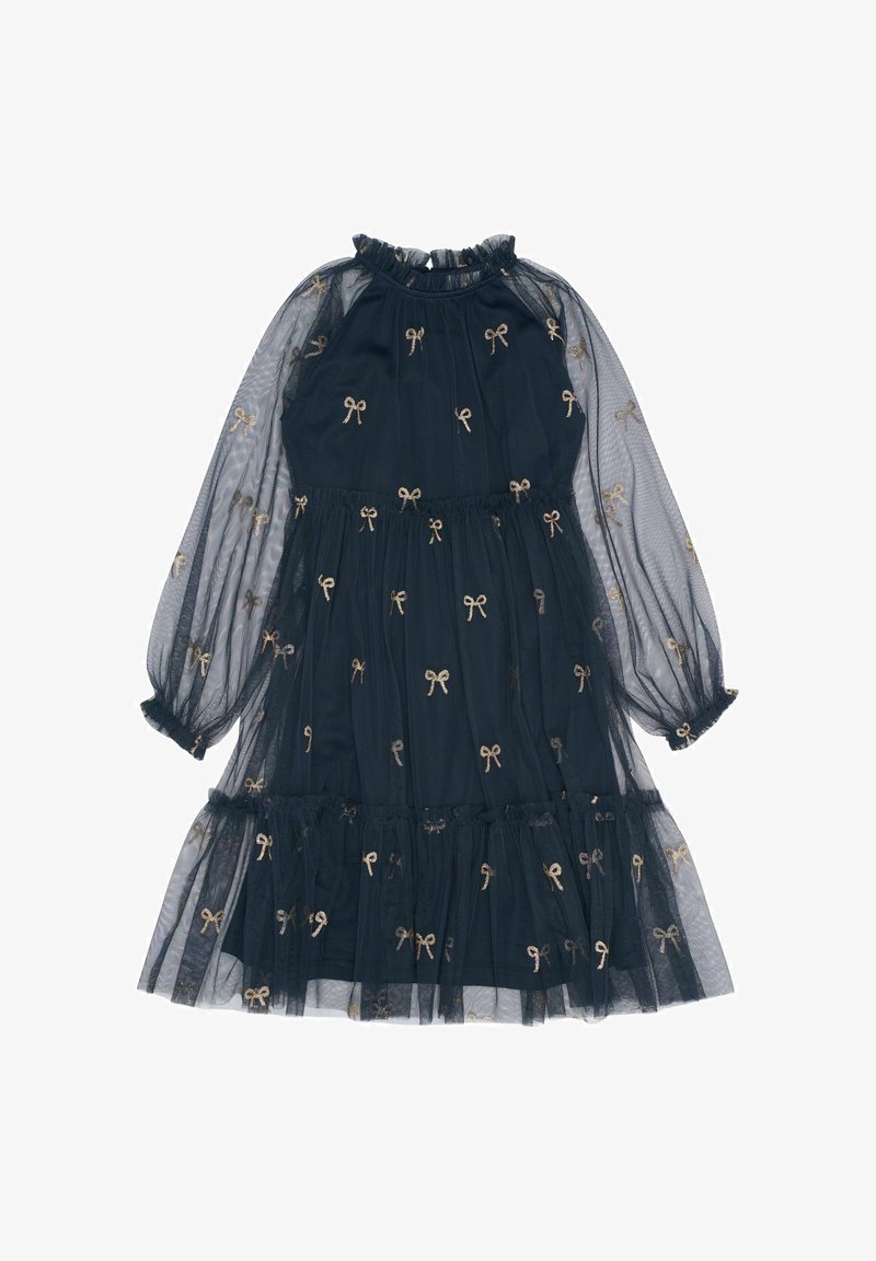 Rochie din tul bleumarin cu mâneci lungi transparente, cu fundițe aurii brodate pe întreaga suprafață, decolteu volanat și fustă în straturi.