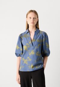 Modra bluzica z globokim V-izrezom, nabranimi rokavi in z zlatim cvetličnim vzorcem. Mehka tkanina z gladko teksturo in sproščenim krojem.