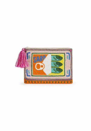 Pochette perlée avec un pompon rose montrant un design coloré de boîte de sardines avec trois poissons et le mot "SARD".