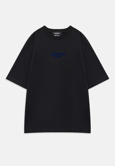 Zwarte oversized T-shirt met korte mouwen, ronde hals en kleine blauwe tekst "DSQUARED2 MILANO" op de borst.