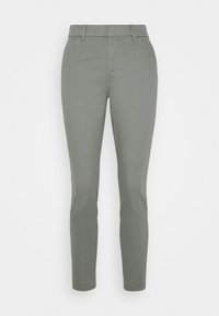 Pantaloni grigi slim-fit realizzati in tessuto misto cotone. Presentano passanti per cintura, una zip frontale e due tasche posteriori con una superficie liscia.