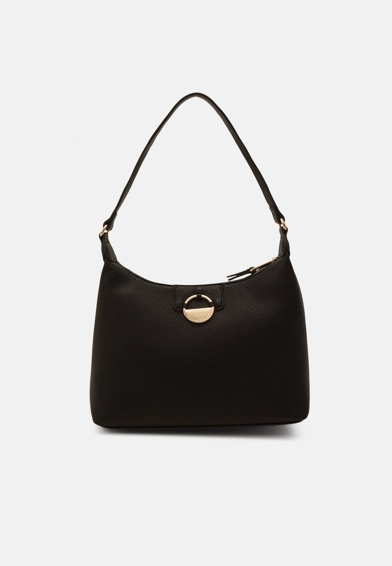 Czarna skórzana torebka o usztywnionym kształcie, z zaokrąglonym złotym zapięciem i pojedynczym paskiem na ramię. Szczegóły teksturowanej powierzchni.