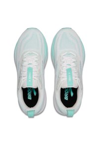Zapatillas deportivas blancas con parte superior de malla, acentos en turquesa claro y un collar acolchado. Presentan cordones y un forro interior negro.