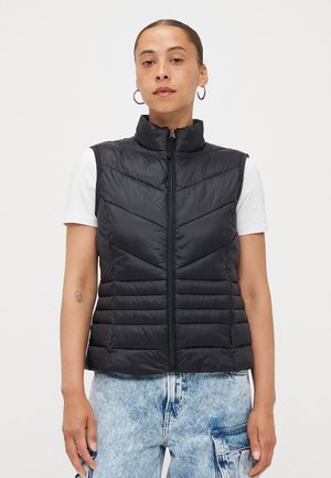 Zwarte mouwloze puffer gilet met hoge kraag en chevronstiksel, voorzien van een ritssluiting aan de voorkant en een lichte, glanzende stoftextuur.