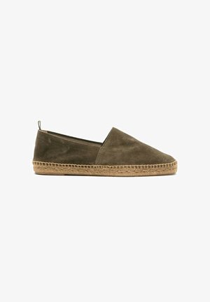Donkergroene suède espadrille met zool omwikkeld met jute en een treklus aan de hiel, weergegeven in zijaanzicht op een witte achtergrond.