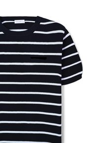 Dunkelblau-weißer gestreifter kurzärmeliger Pullover mit rundem Halsausschnitt und einer kleinen Brusttasche. Weiche Stricktextur.