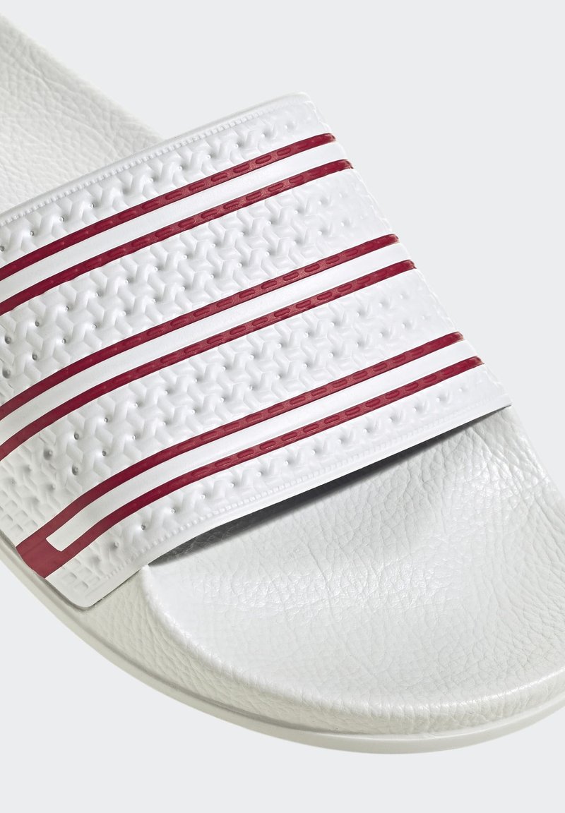 adidas Originals ADILETTE UNISEX - Bade-Zehentrenner - ftwr white/team  power red/team royal blue/weiß