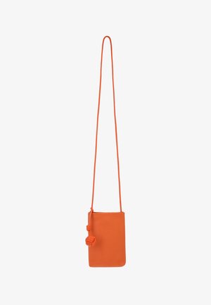 Bolso bandolera de cuero naranja con un acabado texturizado, cuenta con una correa larga y un detalle decorativo de nudo en el lateral.
