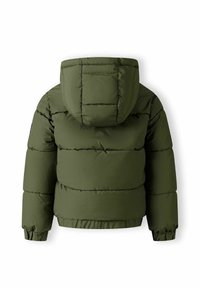 Giacca puffer verde oliva con cappuccio, caratterizzata da motivi a cucitura trapuntati, polsini e orlo elasticizzati, e una texture liscia e opaca.