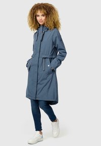 Parka blu impermeabile con cappuccio regolabile con cordino, vita regolabile, due tasche frontali e bottoni a pressione. Caratterizzata da una consistenza liscia e un design di lunghezza intermedia.