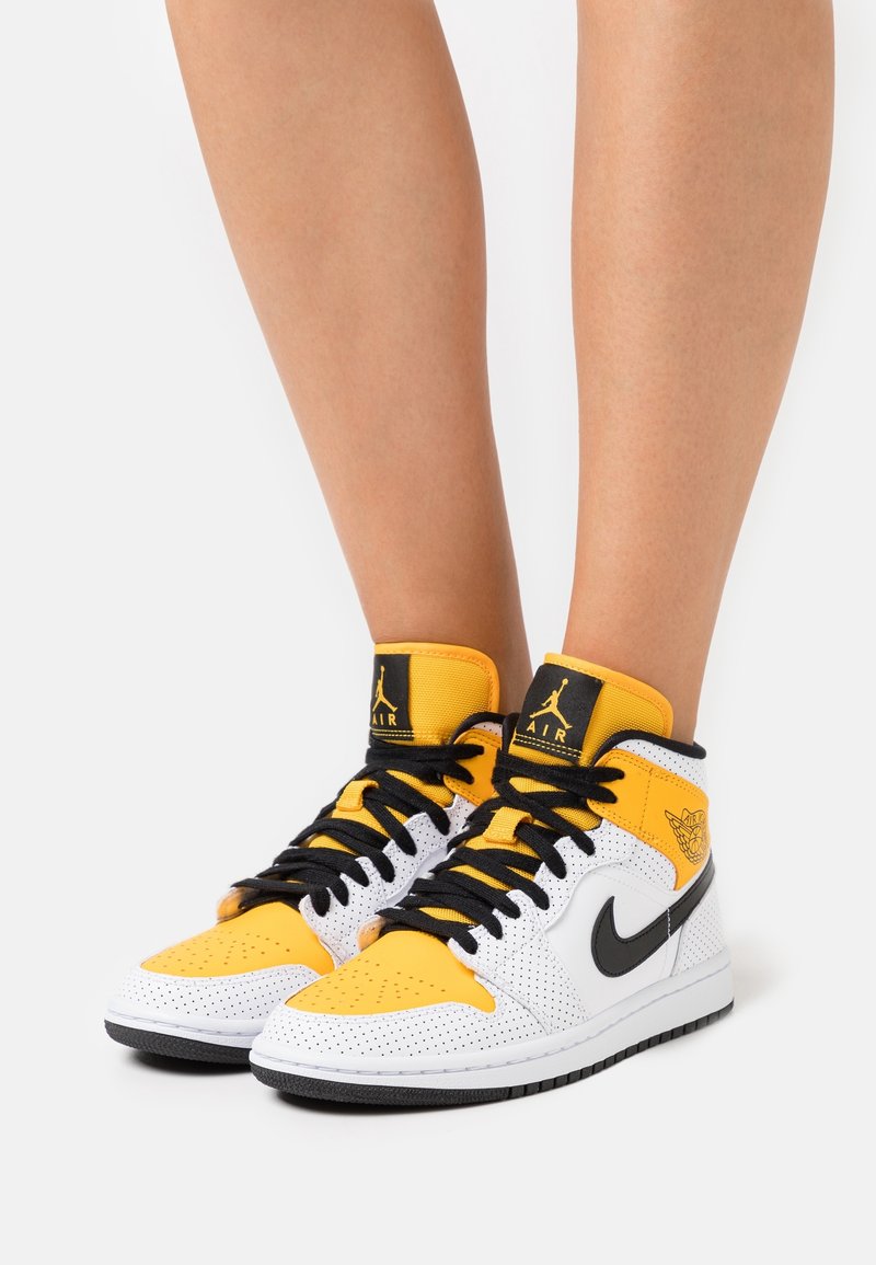 Wysokie trampki w kolorze białym, czarnym i żółtym. Wykonane z fakturowanej skóry, z czarnymi sznurowadłami i charakterystycznymi detalami z logo.