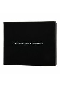 Confezione rettangolare nera con finitura opaca, caratterizzata dal testo in rilievo "PORSCHE DESIGN" in un elegante carattere bianco.
