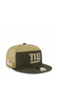 Casquette vert olive avec une visière plate. Présente un logo "ny" proéminent et un patch du drapeau américain. Fabriqué en matériaux texturés.