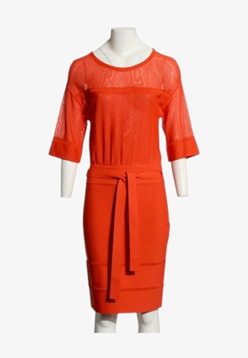 Robe rouge longueur genou avec corsage transparent, manches trois-quarts et ceinture assortie en tissu nouée à la taille, présentée sur un mannequin.