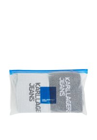 Dva para nogavic v prozorni plastični vrečki. En par je bel z črnim besedilom; drugi je sivo z črnim besedilom. Besedilo pravi "KARL LAGERFELD JEANS."