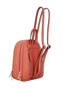 Koraalrood leren rugzak met verstelbare schouderbanden, gouden ritsen en een gestructureerd, rechthoekig ontwerp. Voorzien van een voorvak en stiksels als accent.