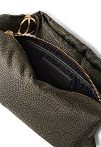 Pochette verte à motifs avec une fermeture éclair dorée, dotée d'un intérieur texturé noir et d'une étiquette portant la mention "BORBONESSE."