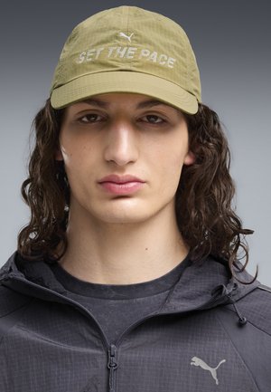 Puma, RUN CULTURE COLLECTIVE SHORT VISOR UNISEX - Cap - chai latte