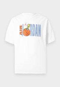 Λευκό βαμβακερό μπλουζάκι με πολύχρωμο γραφικό σχέδιο που απεικονίζει το «Air Jordan», μια μπάλα του μπάσκετ και μια καρτουνίστικη εκρηκτική λεπτομέρεια.