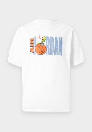 Biała bawełniana koszulka z kolorowym nadrukiem przedstawiającym napis "Air Jordan", piłkę do koszykówki oraz kreskówkowy motyw wybuchu.