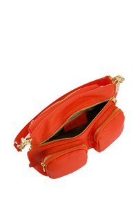 Rote Leder-Crossbody-Tasche mit zwei Reißverschlussfächern, goldenen Beschlägen und einer strukturierten Oberfläche. Kompakte Form mit flachem Boden.