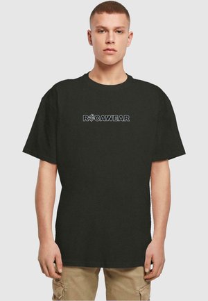 Musta puuvillapaita, jossa on pyöreä kaula-aukko ja lyhyet hihat. Paidassa on edessä valkoinen "Rocawear"-logo.