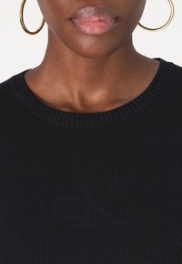 Calvin Klein Jeans CK INTARSIA  - Stickad klänning - black