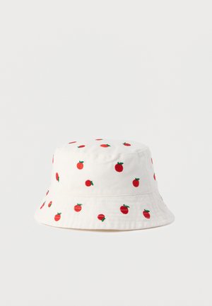 Fehér vödörkalap apró, piros alma mintákkal, egyenletesen elosztva a anyagon, egyszínű háttér előtt.