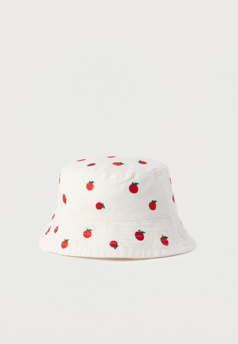 Λευκό καπέλο τύπου κουβά με μικρά μοτίβα κόκκινων μήλων κατανεμημένα ομοιόμορφα σε όλο το ύφασμα, πάνω σε απλό φόντο.