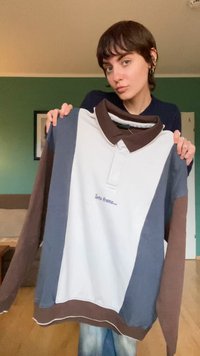 Πουλόβερ με χρώματα σε μπλοκ, λευκό κέντρο, μπουφάν ναυτικού μπλε και καφέ μανίκια, και καφέ κολάρο. Διαθέτει κεντημένο κείμενο στο μπροστινό μέρος.