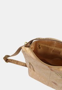 Borsa a spalla color sabbia con design della mappa, dotata di accessori in oro, chiusura con zip e una tracolla a fantasia. L'interno è foderato in morbido tessuto marrone.