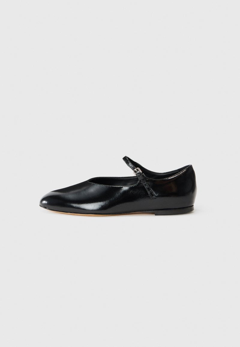 Ballerines en cuir verni noir avec un bout rond, sangle Mary Jane et petit talon. Texture lisse et design minimaliste.
