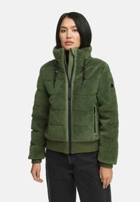 Veste en polaire verte avec un design matelassé, col montant et cordons ajustables ; elle possède des poignets côtelés et une poche frontale zippée.