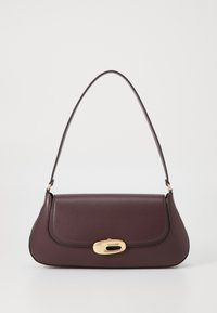 Sac à main en cuir bordeaux avec une forme courbée, une bandoulière réglable et un fermoir en hardware doré affichant le logo Calvin Klein.