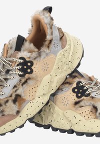Tenisky se zvířecím vzorem, s koženým vrškem z imitace kožešiny, béžovými a šedými detaily, černou gumovou podrážkou a jemným perforováním v oblasti dírek.