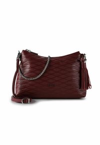 Bolso de cuero burdeos con un patrón de diamantes texturizado, correa de cadena plateada y un detalle de borla. Presenta un cierre de cremallera y una correa de hombro ajustable.