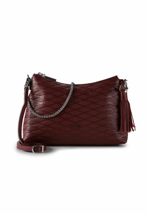 Borsa a mano in pelle bordeaux con un motivo a diamante testurizzato, tracolla in catena argentata e dettaglio a frangia. Presenta una chiusura a zip e una tracolla regolabile.