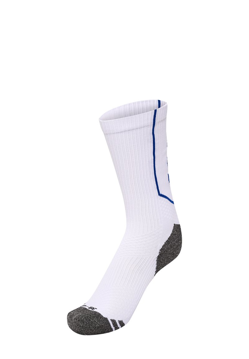 Calcetín atlético blanco con textura acanalada, franja de acento azul y áreas de talón y punta reforzadas en gris. Diseño de longitud hasta el tobillo.