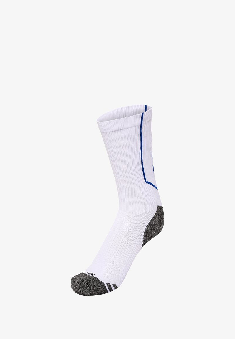 Calcetín atlético blanco con textura acanalada, franja de acento azul y áreas de talón y punta reforzadas en gris. Diseño de longitud hasta el tobillo.