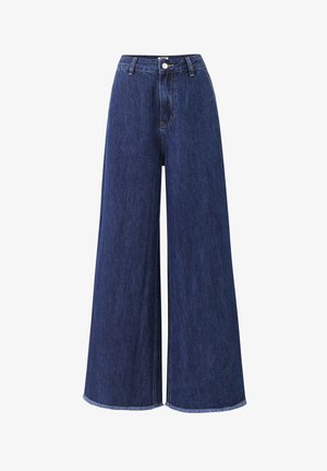 Jean en denim bleu foncé, taille haute, jambes larges, avec fermeture à boutons, passants pour ceinture et ourlet brut en bas.