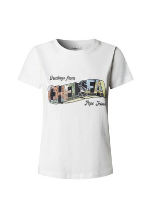 Camiseta de algodón blanco con un gráfico colorido que dice "Saludos desde CHELSEA" con el nombre de la marca "Pepe Jeans" debajo. Mangas cortas.