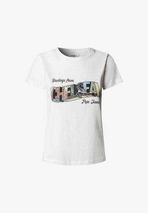Witte katoenen t-shirt met een kleurrijke afbeelding met de tekst "Groeten uit CHELSEA" en daaronder de merknaam "Pepe Jeans". Korte mouwen.