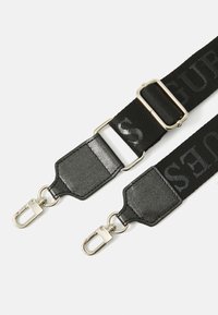 Cinturino in tessuto nero con logo in rilievo, dotato di hardware in metallo tono argento e dettagli in pelle nei punti di attacco per una maggiore durata.