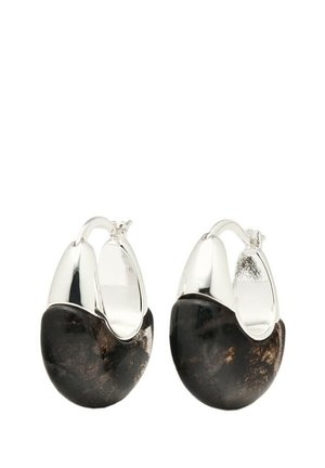 Orecchini a cerchio in argento con una base di pietra nera arrotondata, caratterizzati da una finitura lucida e da un design diviso, che mette in risalto sia i materiali che le texture.
