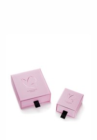 Dva ružičasta, sjajna poklon pakiranja, jedno veće i jedno manje, imaju uvećane dizajne leptira i crne trake za povlačenje.